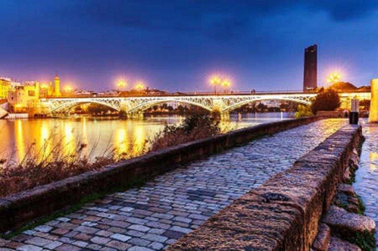 Atico Aire De Triana Apartment Sevilla Bagian luar foto